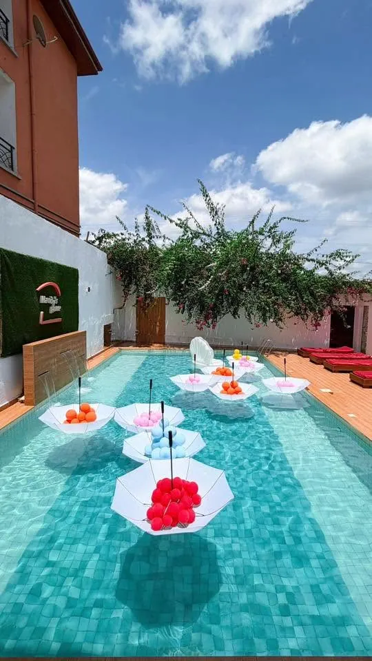 La piscine et le jardin sous le ciel bleu